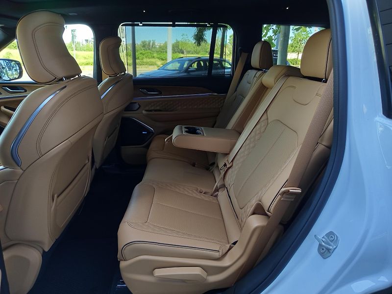 Jeep Grand Cherokee L Summit Reserve V8 - fotka 10 z 25