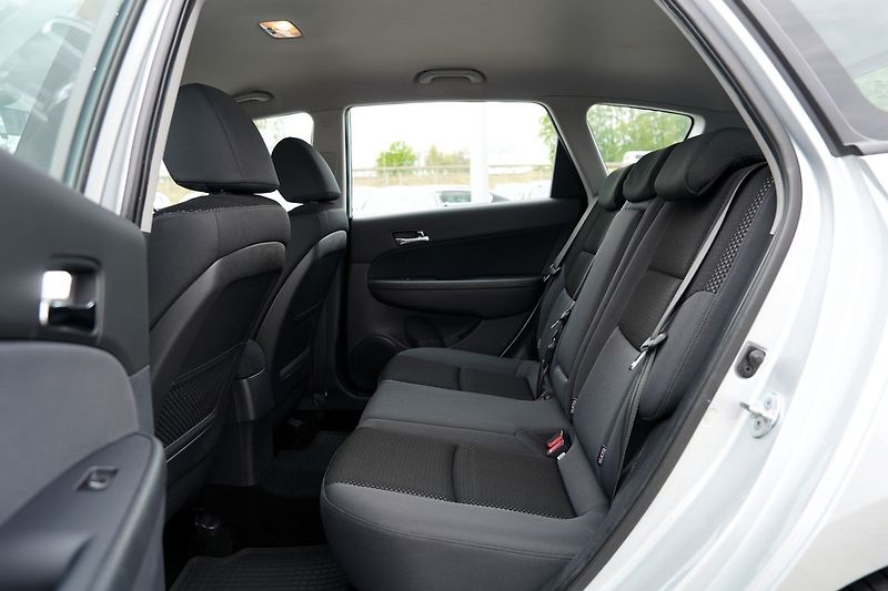 Hyundai i30 1.6 CRDI-16V/90 PS/ČR - fotka 30 z 38