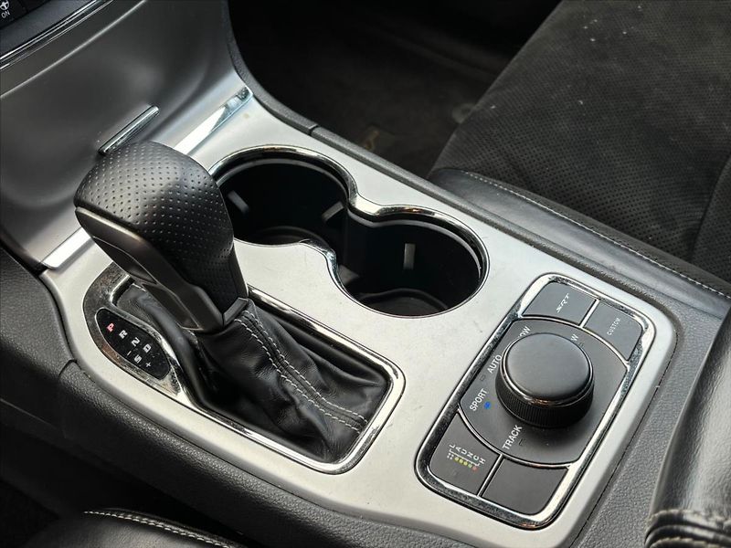 Jeep Grand Cherokee 6,4 SRT  6,4 V8 Hemi - fotka 22 z 30