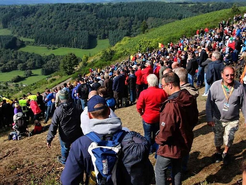 Nejprve do takzvané media zóny, kde se na závodníky vrhnou novináři, fotografové a kameramani. Jako v pátek večer na Latvalu, který v tu dobu v soutěži vedl.