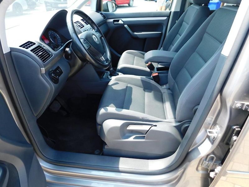 Volkswagen Touran (2009) 1.9 TDi DSG - fotka 16 z 31
