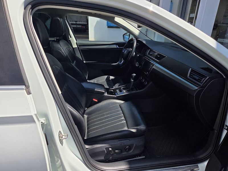 Škoda Superb (2015) 1.4 TSI Style Plus - fotka 51 z 53