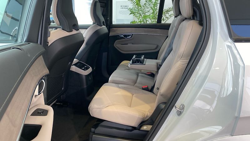 Volvo XC90 (2026) ULTRA DARK, T8 AWD, 228+107 kW - fotka 11 z 14