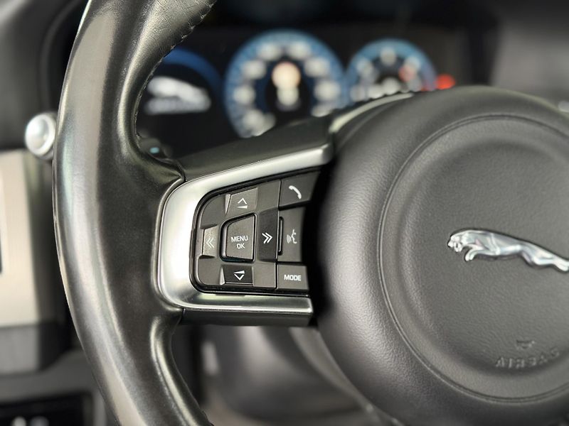 Jaguar XF 25d AWD*FullLED*360Kam*Panoram - fotka 26 z 41