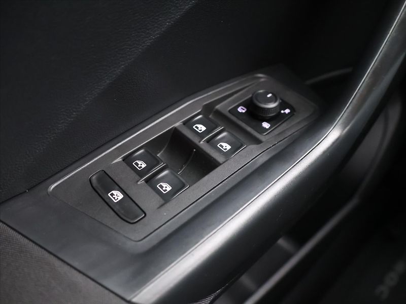 Volkswagen T-Roc 1,5 TSI 110 kW Aut.Klima 1.Maj - fotka 15 z 29