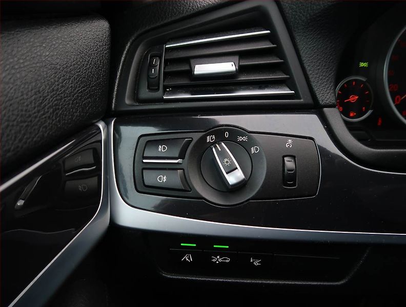 BMW Řada 5 (2013) 520d, Automat, Navi, Xenony - fotka 19 z 27