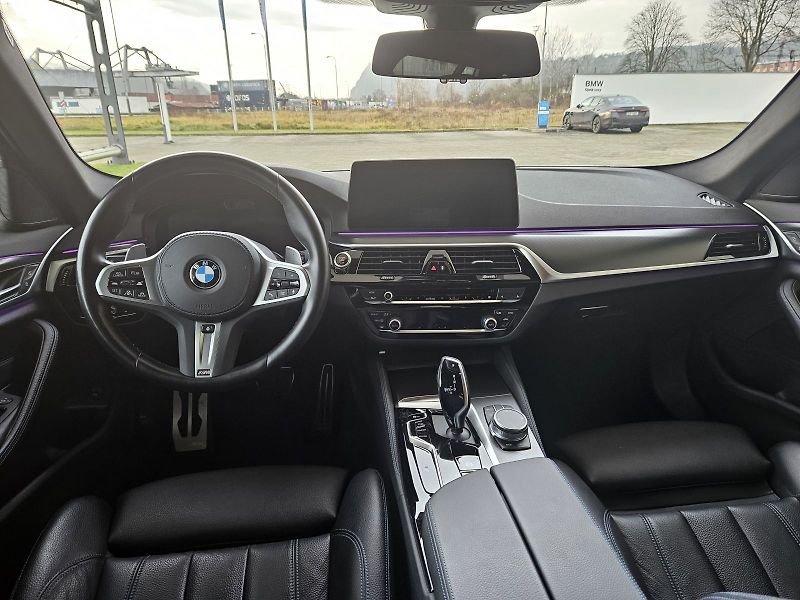 BMW Řada 5 530d xDrive Touring M Sport - fotka 11 z 13