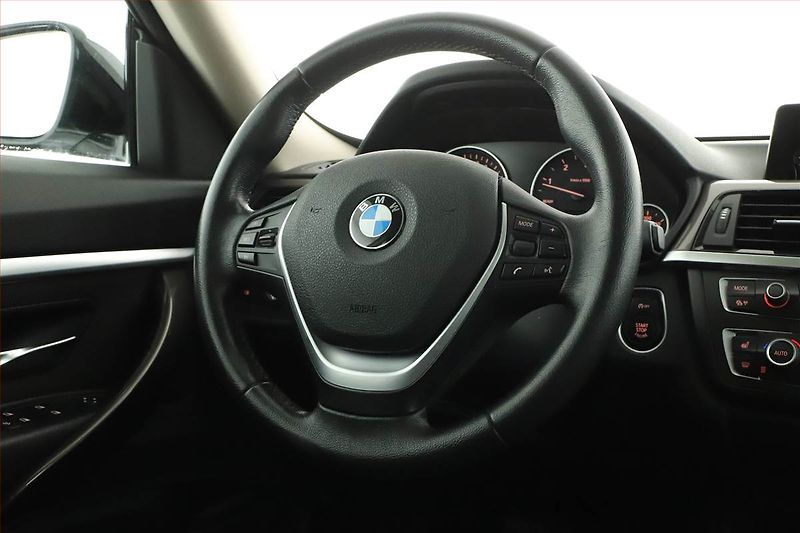 BMW Řada 3 (2014) Modern Line 320d xDrive GT - fotka 18 z 21