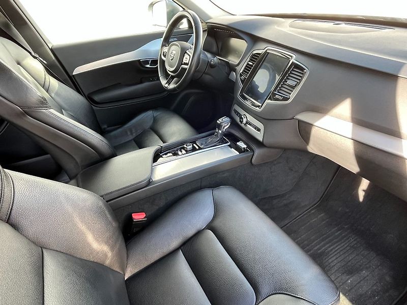Volvo XC90 Momentum D5 AWD 173kW - fotka 28 z 32