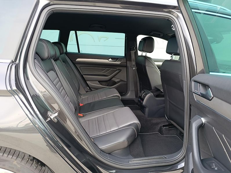 Volkswagen Passat 2.0TSI 206kW RLINE ČR 1.MAJ - fotka 19 z 39