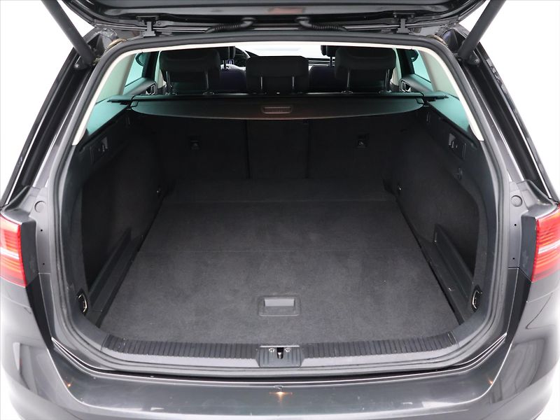 Volkswagen Passat 2,0 TDI 110kW DSG LED 1.Maj - fotka 10 z 31