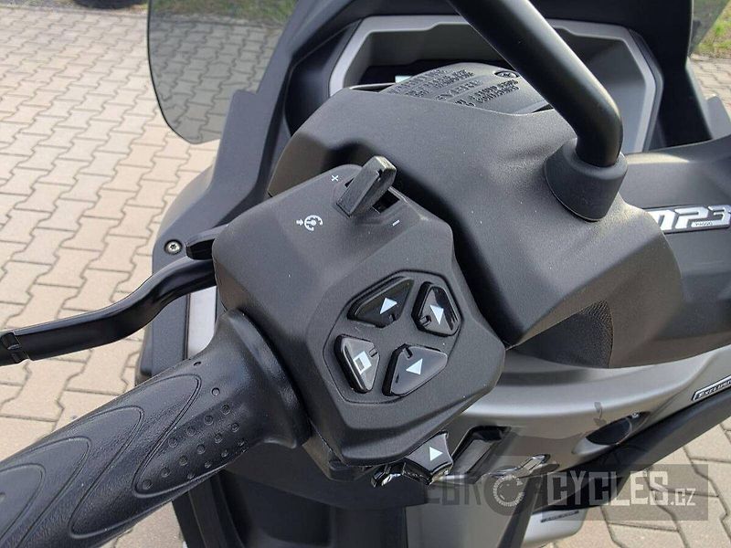Piaggio MP3 530 Exclusive (2024) - fotka 14 z 20