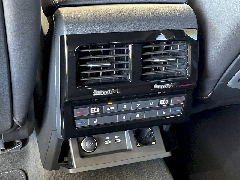 Volkswagen Touareg (2023) R-Line 3.0 TDI 210 kW V6 4Moti - fotka 25 z 35