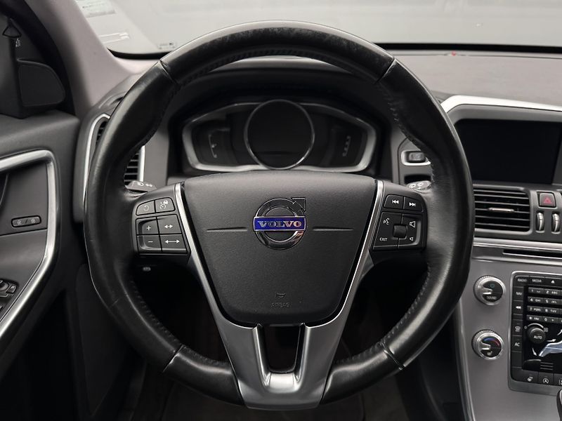Volvo XC60 D4 AWD SUMMUM AUT - fotka 3 z 46