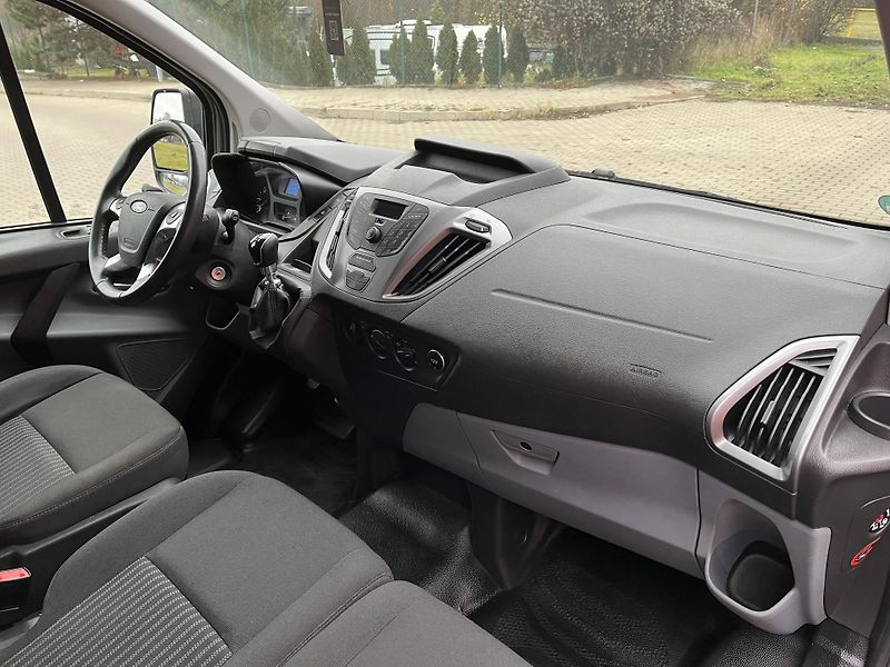 Ford Tourneo Custom 2.2 TDCi 9 Míst - fotka 16 z 30