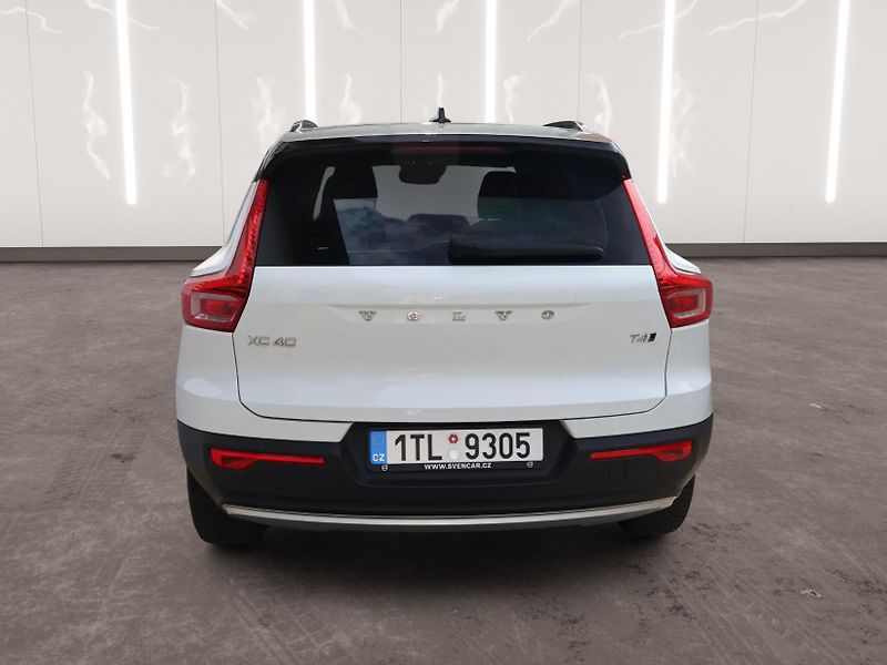 Volvo XC40 (2018) T4 AWD Momentum - fotka 3 z 23