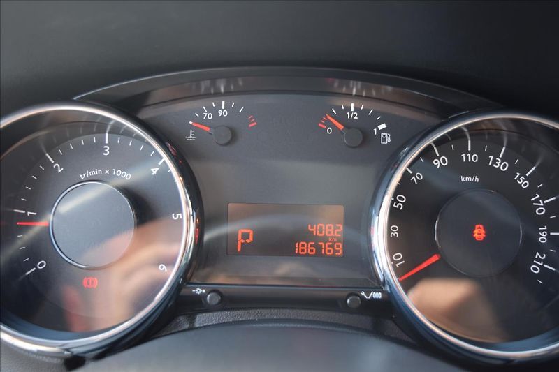 Peugeot 5008 1,6 HDI 88KW AUTOMAT 7MÍST TOP - fotka 40 z 46