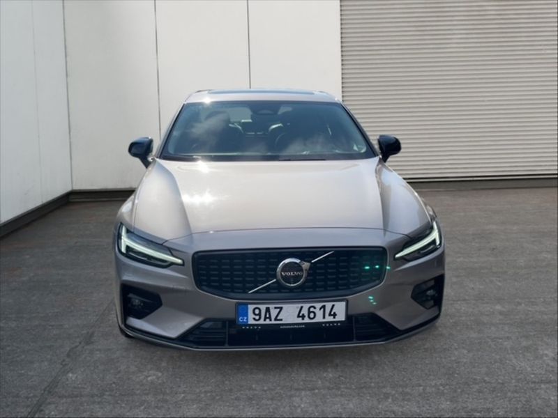 Volvo S60 2,0 B5 Ultimate Dark AWD AT - fotka 2 z 11