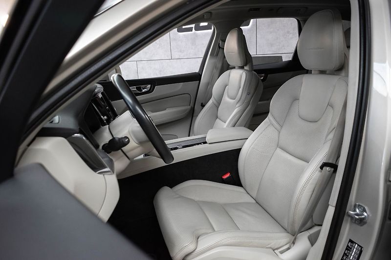 Volvo XC60 D5 AWD INSCRIPTION DPH*ČR 1.M* - fotka 10 z 44
