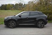 Z boku auto připomíná zvýšený hatchback.