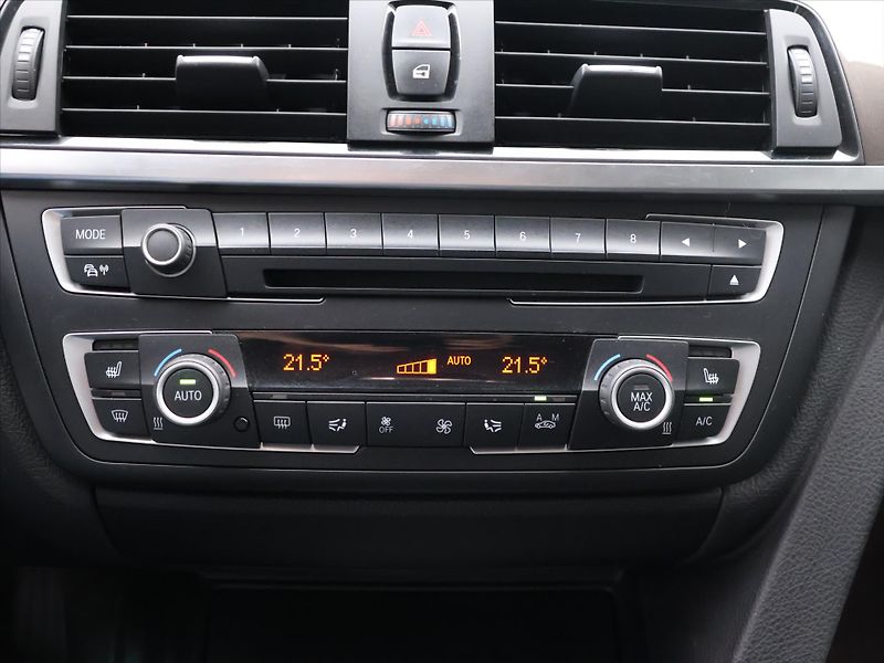 BMW Řada 3 2,0 318d xDrive Xenon Navi Kůž - fotka 24 z 36