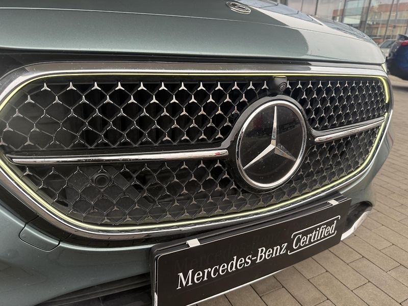 Mercedes-Benz Třídy E (2024) 300e sedan 4MATIC - fotka 9 z 40
