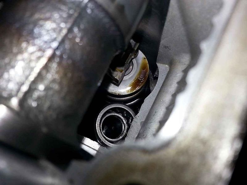 Nástrčný klíč zapomenutý v motoru Mitsubishi Evo.