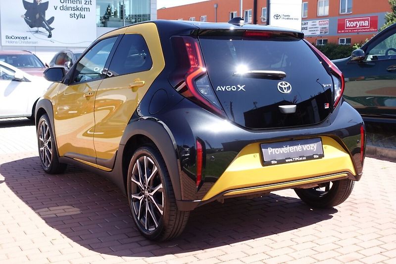 Toyota Aygo 1,5 HEV GR SPORT - fotka 6 z 33