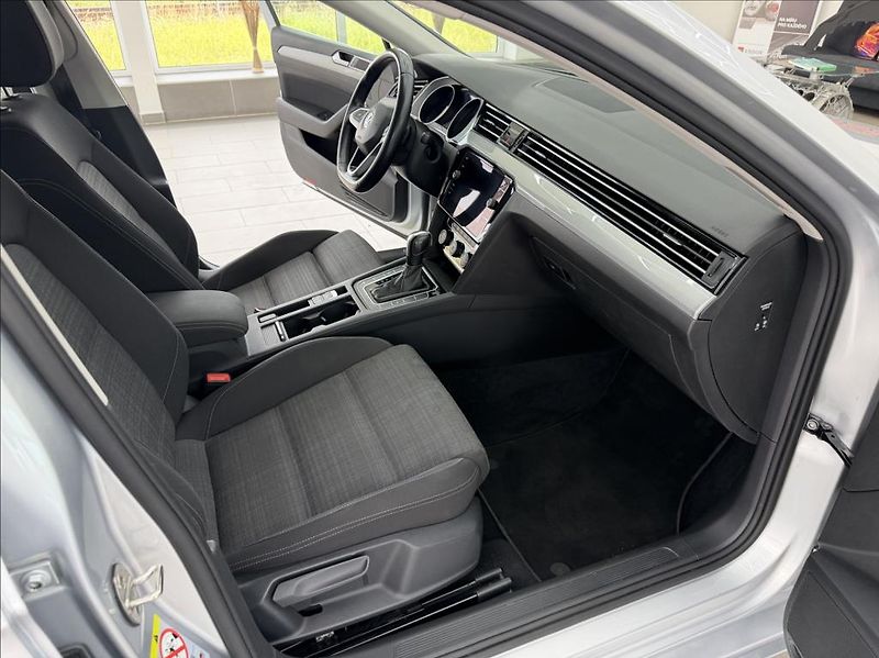 Volkswagen Passat 2,0 TDI, LED, DSG, MirrorLink - fotka 12 z 33