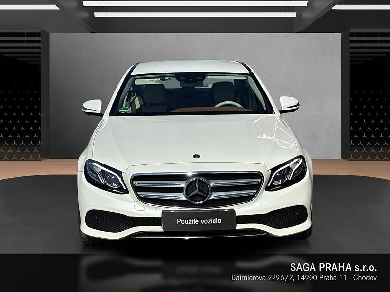 Mercedes-Benz Třídy E 400 4MATIC Avantgarde Designo - fotka 2 z 18