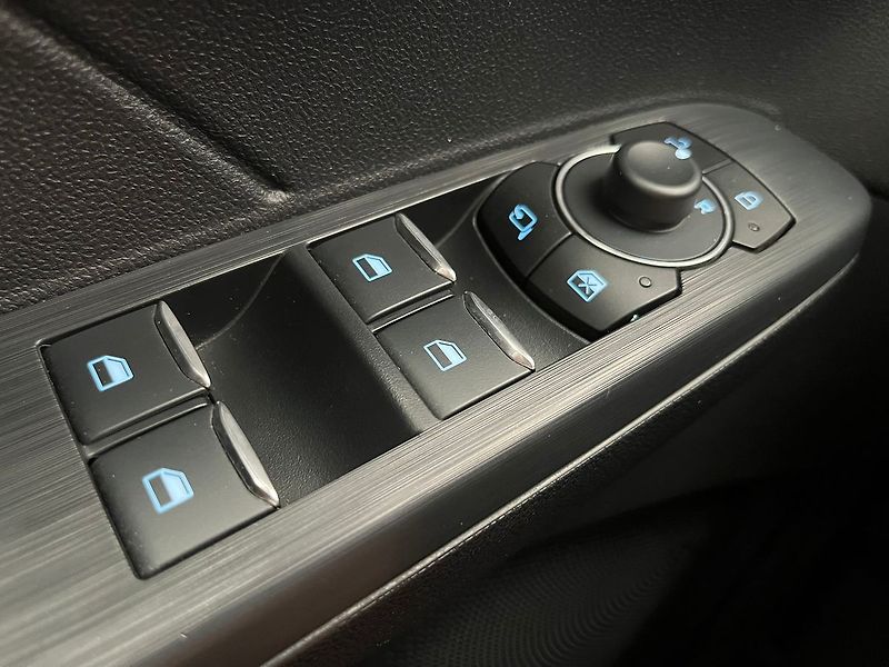 Ford Kuga 2.5 Duratec HEV 4x4 TITANIUM - fotka 24 z 56