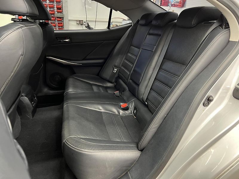 Lexus IS 300h 2.5l 133 kW - fotka 17 z 19
