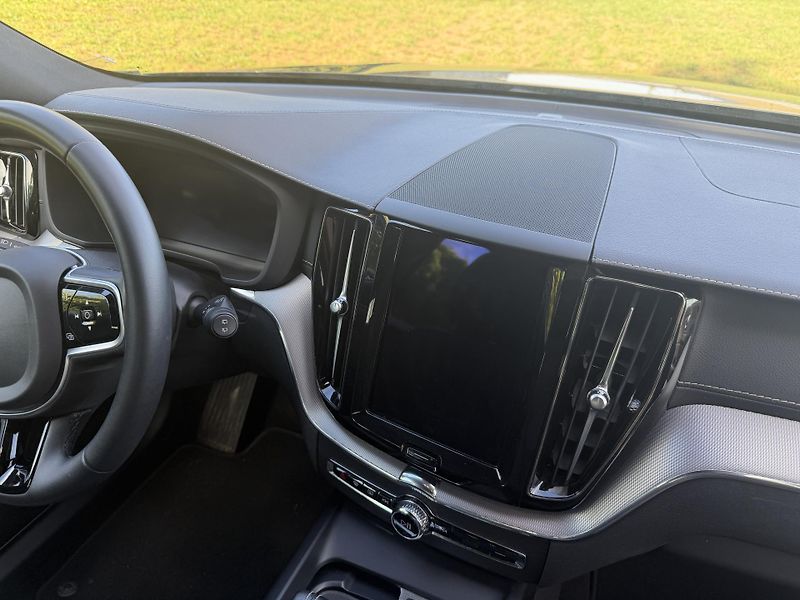 Volvo XC60 B4    R Design    ČR - fotka 26 z 31