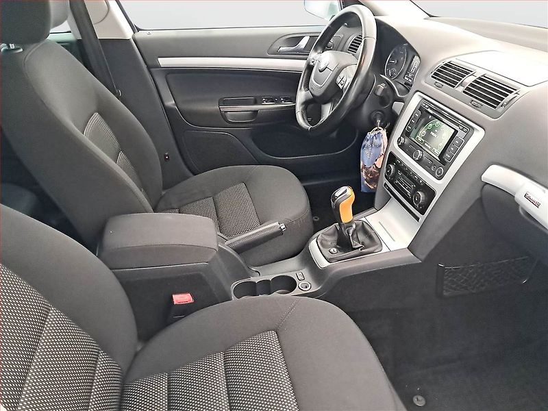 Škoda Octavia (2011) Scout 2.0 TDI, 4X4, Xenony - fotka 9 z 16