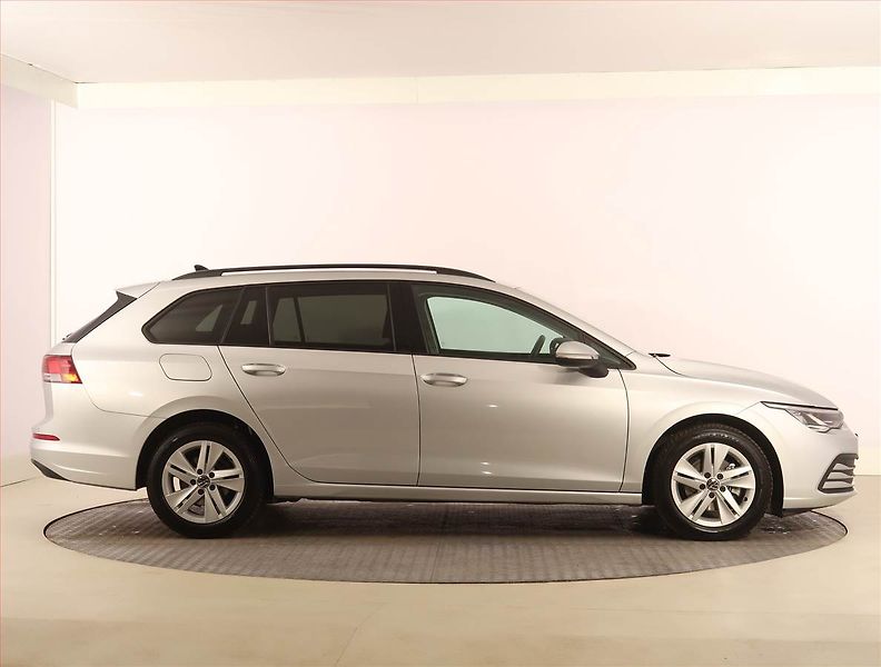 Volkswagen Golf (2024) Life 1.5 eTSI, digi klima - fotka 6 z 23