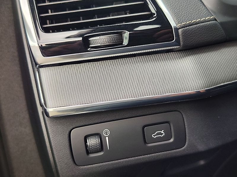 Volvo XC90 B5 2.0/173kW R-Design AT 4x4 - fotka 35 z 39
