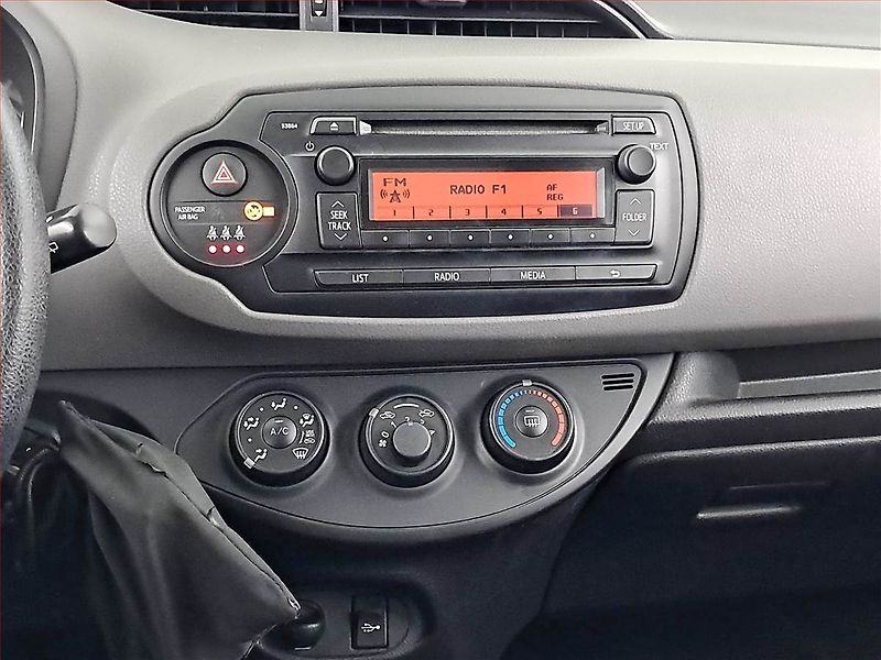 Toyota Yaris (2014) 1.0 VVT-i, Serv.kniha - fotka 12 z 15