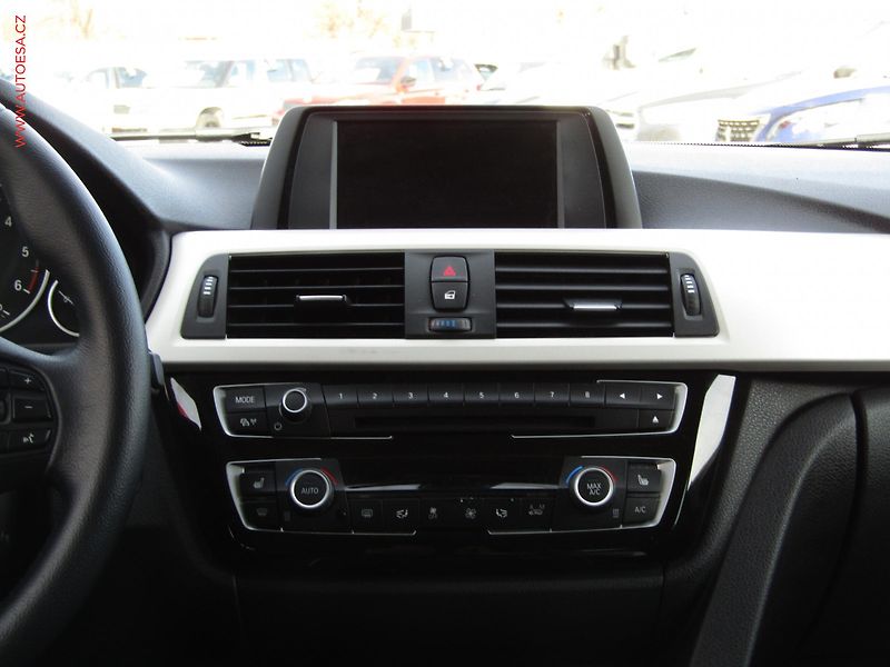 BMW Řada 3 (2016) 2.0 D 316d - fotka 11 z 16
