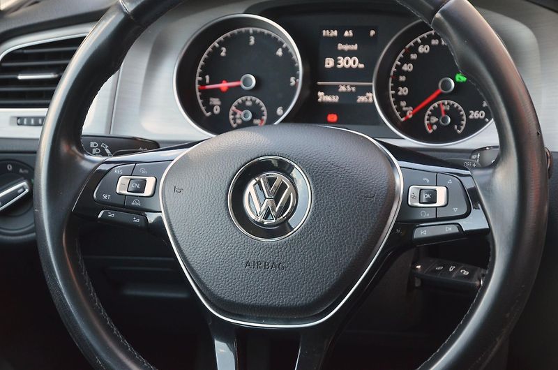 Volkswagen Golf (2014) 2.0 TDi 110kW DSG Comfortline - fotka 19 z 43