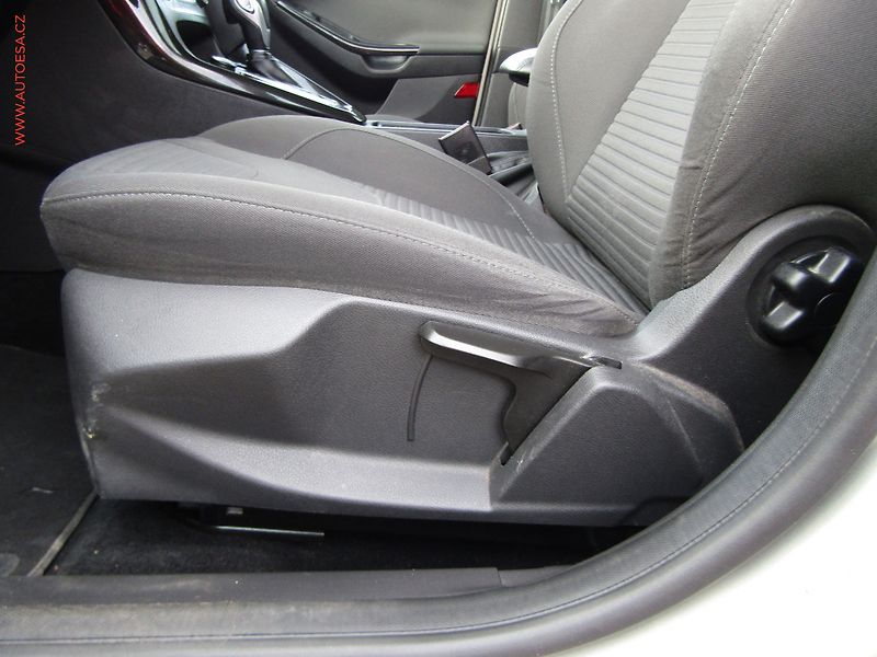 Ford Focus (2015) 1.5 EB, AT, bixen, autoAC - fotka 11 z 18