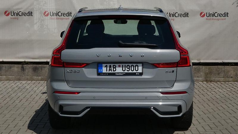 Volvo XC60 B4 mHEV AWD Plus Dark - fotka 4 z 22