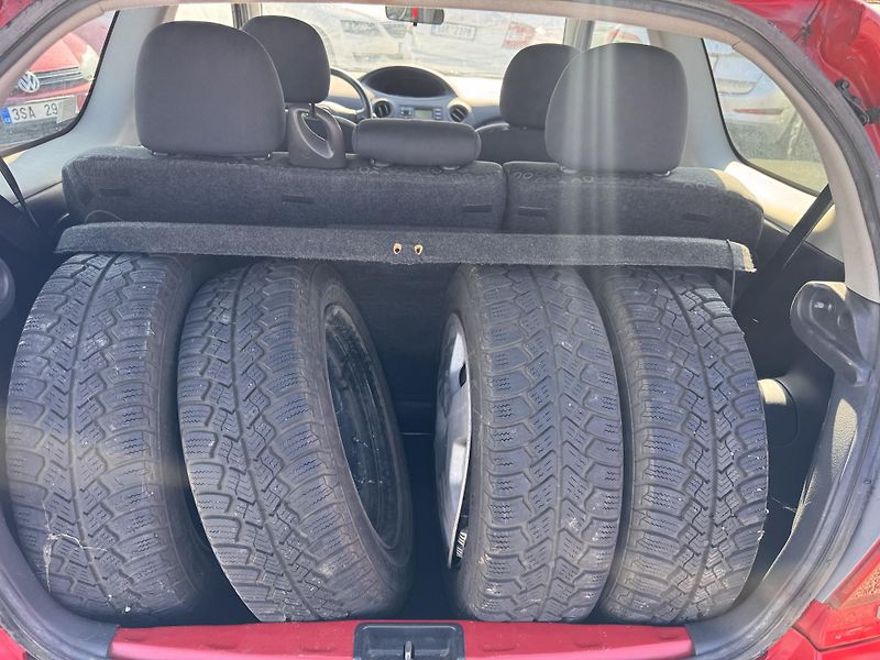 Toyota Yaris 1.0 VVTi,48 kW,98 tis km,1.Maj - fotka 15 z 17