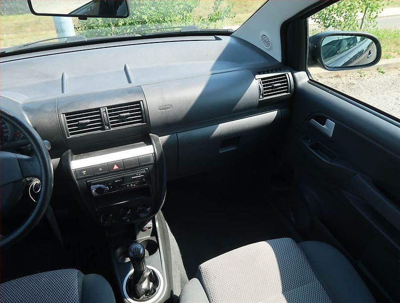 Volkswagen Fox (2007) 1.2, nová STK, dobrý stav - fotka 8 z 15