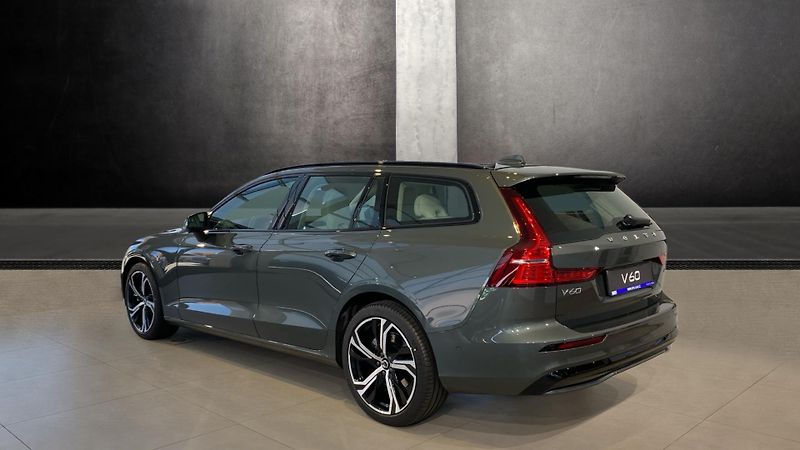 Volvo V60 (2026) PLUS DARK, B4, 145+10 kW / 197 - fotka 4 z 14