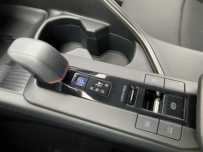 Toyota C-HR STYLE 2.0 PHEV 223k e-CVT - fotka 23 z 26