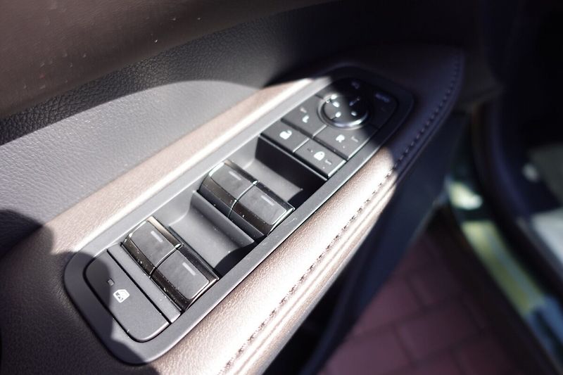 Lexus RX 450h plus RX450h+ Plug-in Luxury Panoram - fotka 11 z 43