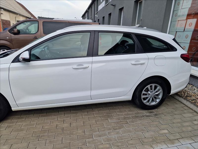 Hyundai i30 1.6 CRDi Comfort,ČR,1.Majitel - fotka 42 z 49
