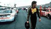 Bouřlivé dny (1990). Role nadějného pilota amerických závodů NASCAR sice nebyla kdovíjak zapamatovatelnou rolí Toma Cruise, zato ale Bouřlivé dny přináší jeden z mála hollywoodských pohledů na oválné závodění. Slušná oddychovka.