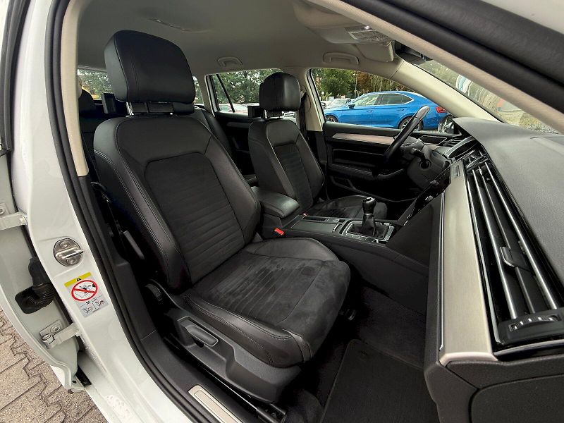 Volkswagen Passat (2018) Variant 2.0 TDI 110 kW - fotka 23 z 24
