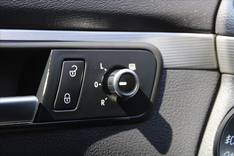 Volkswagen Touran 1,2 TSI  7 MÍST,VÝHŘEVY - fotka 20 z 29